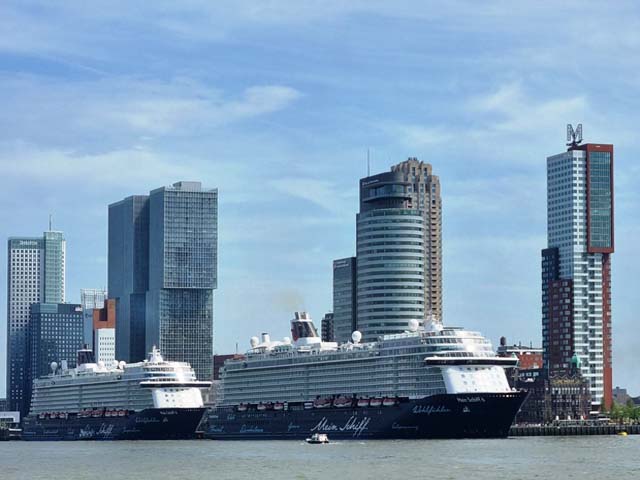 Mein Schiff 4 en 6 aan de Cruise Terminal Rotterdam